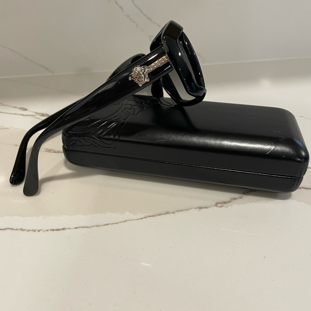 VERSACE EUC gloss black, gray lens sunglasses & case, dust wipe. - Picture 3 of 4